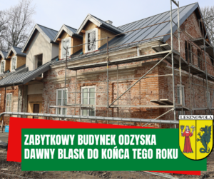 Zdjęcie przedstawia dworek w Lesznowoli w trakcie remontu