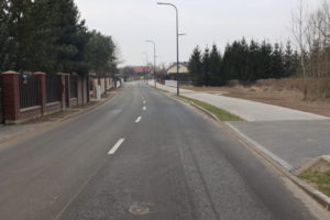 na obrazku widać drogę, chodnik i drzewa