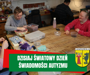 obrazek przedstawia osoby wykonujące biżuterię