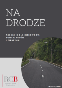 Na obrazku widać drogę i las, a na górze jest napis: Na drodze. Poradnik dka kierowców, rowerzystów i pieszych.