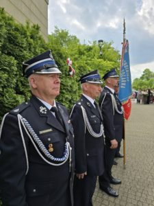 Na obrazku widać postacie strażaków uczestniczące w obchodach 3 Maja