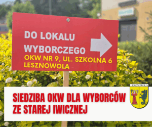 Na czerwonej tabliczce na tle zielenie biały napis DO LOKALU WYBORCZEGO oraz żółty OKW NR 9, UL . SZKOLNA 6, LESZNOWOLA. nA BIAŁYM PASKU PONIŻJ CZERWONYMI LITERAMI INFORMACJA: SIEDZIBA OKW DLA WYBORCÓW ZE STAREJ IWICZNEJ. OBOK NA DOLE PO LEWEJ HERB GMINY
