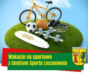 Na obrazku na zielonej trawie jest m.in. rower, piłki, hantle i deskorolka, a pod spodem napis wakacje na sportowo z Centrum Sportu Lesznowola.