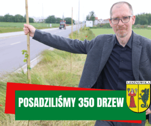 zdjęcie przedstawia wicewójta Lesznowoli Marcina Szosta obok drzewa