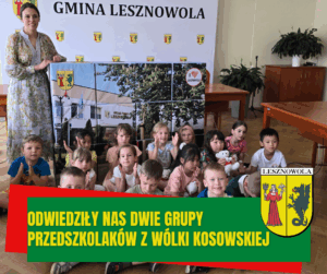 na zdjęciu widać przedszkolaki w towarzystwie pani wójt