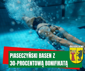 zdjęcie przedstawia kobietę pływającą w basenie