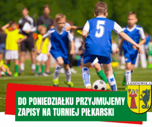 młodzi chłopcy grają w piłkę