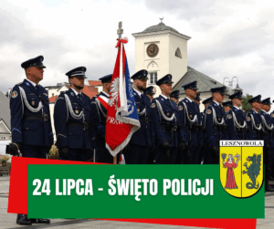 Na zdjęciu stojący w rzędzie policjanci w galowych mundurach, na zielonym pasku napis: 24 lipca Święto Policji