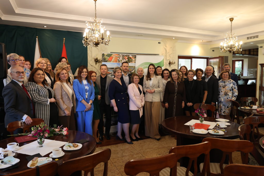 Dyrektorzy jednostek wraz z przedstawicielami samorządu podczas Dnia Edukacji w Gminie Lesznowola