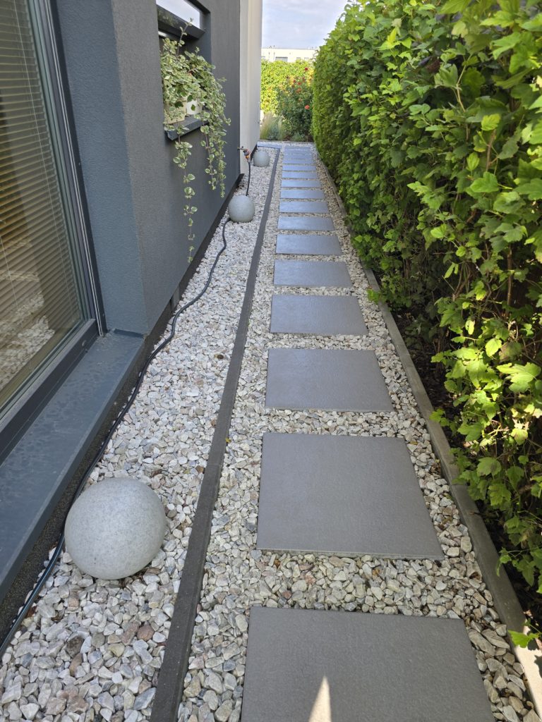 Ścieżka w ogrodzie wzdłuż domu