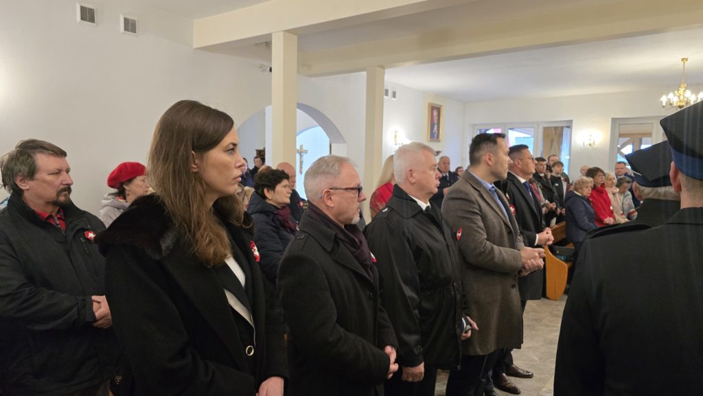 Osoby stojące w Kościele