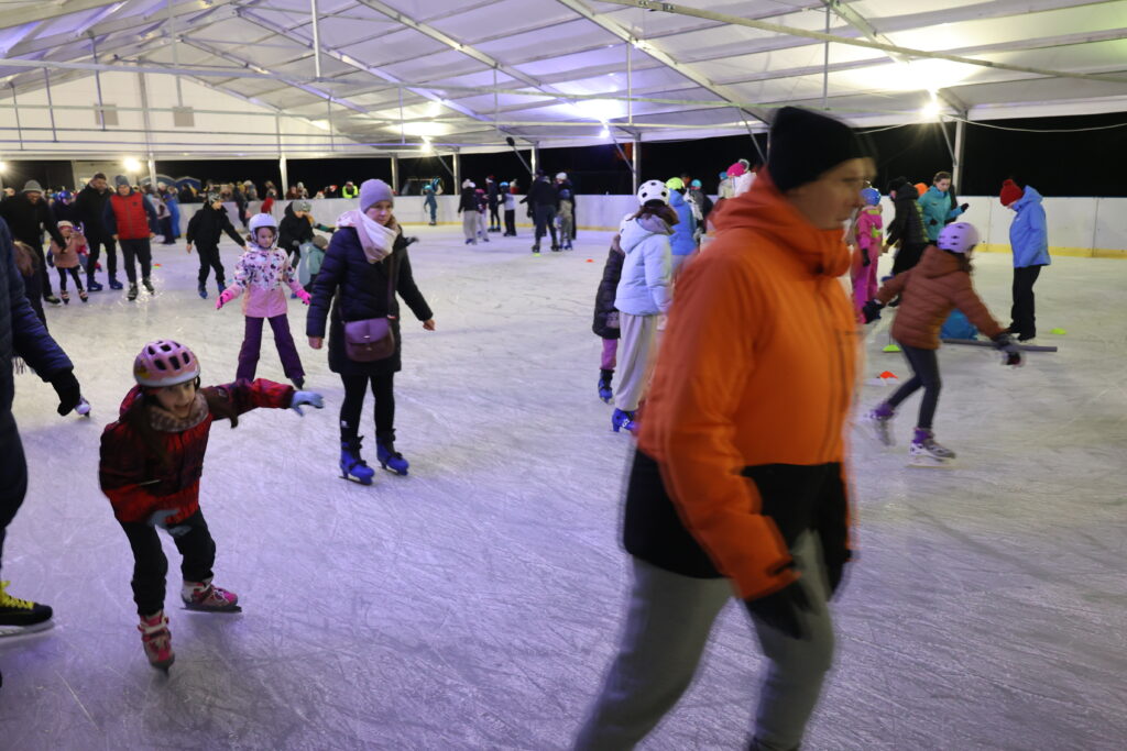 zdjęcie z otwarcia lodowiska w Lesznowoli