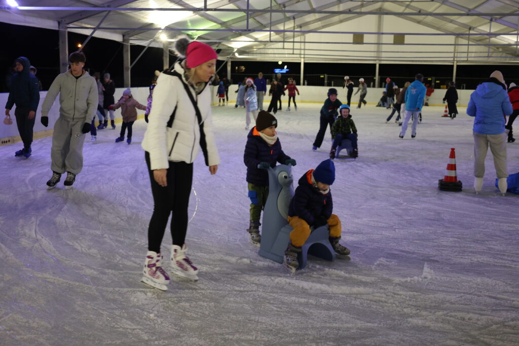 zdjęcie z otwarcia lodowiska w Lesznowoli