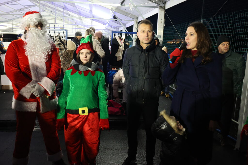 zdjęcie z otwarcia lodowiska w Lesznowoli