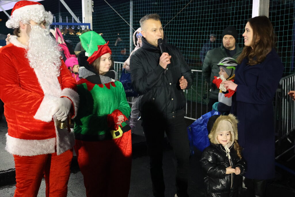 zdjęcie z otwarcia lodowiska w Lesznowoli