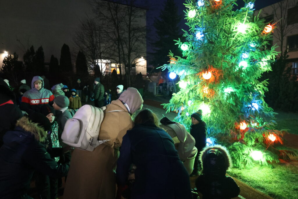 zdjęcie z otwarcia lodowiska w Lesznowoli