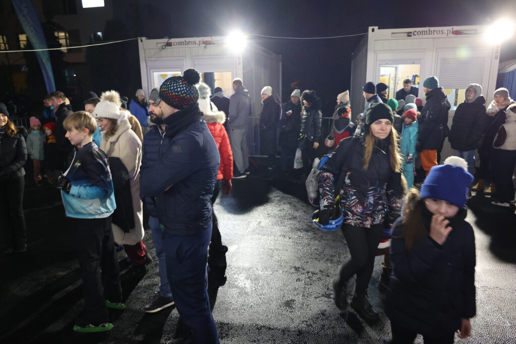 zdjęcie z otwarcia lodowiska w Lesznowoli