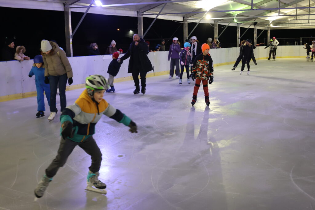 zdjęcie z otwarcia lodowiska w Lesznowoli