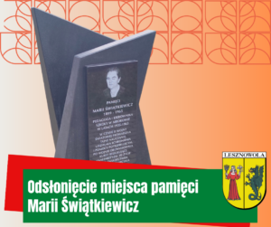 Na pomarańczowym tle jest czarna tablica upamiętniająca postać Marii Świątkiewicz