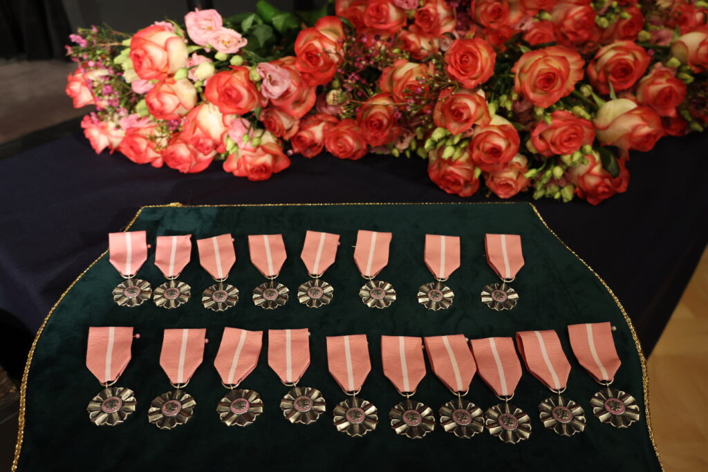 Wręczenie medali za długoletnie pożycie małżeńskie miało bardzo uroczystą oprawę. Były życzenia, gratulacje, kwiaty. Nie zabrakło też pysznego tortu…