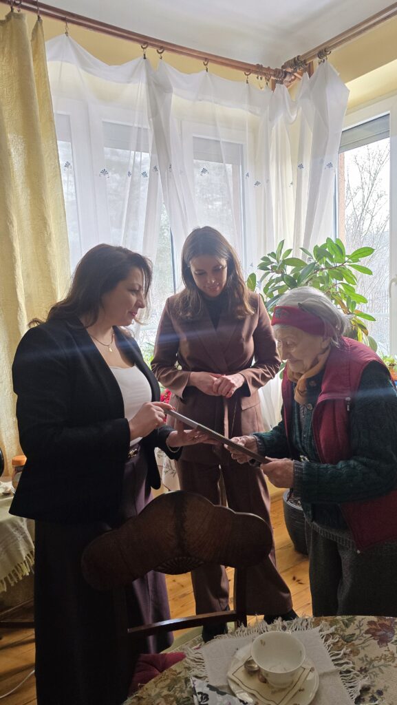 Jubileusz 100 lat Pani Heleny, na zdjęciu 3 kobiety, jubilatka pierwsza z prawej.