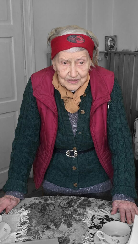 Na zdjęciu starsza kobieta - Jubilatka, Pani Helena