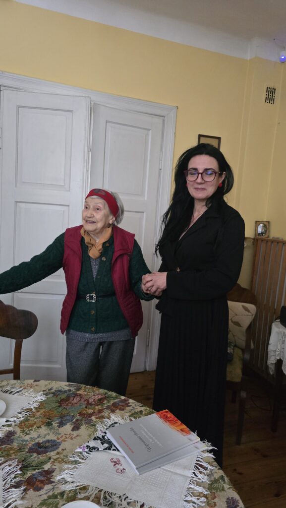 Spotkanie z okazji jubileuszu Pani Heleny Na zdjęciu dwie kobiety, jubilatka pierwsza z lewej