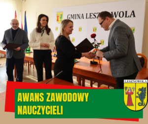 Mężczyzna wręcz róże kobiecie, na drugim planie stoi elegancko ubrana kobieta i męzczyzna