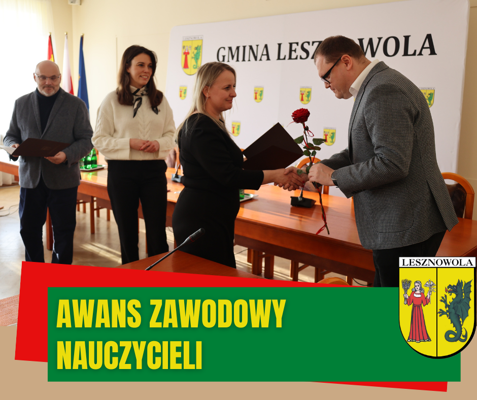 Mężczyzna wręcz róże kobiecie, na drugim planie stoi elegancko ubrana kobieta i męzczyzna