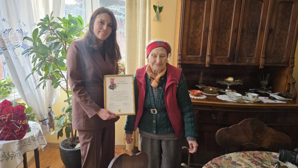 W czwartek 1 stycznia Helena Słowikowska i Stanisława Węcławek obchodziły 100. urodziny. Odwiedziliśmy obydwie Jubilatki, życząc im dużo zdrowia