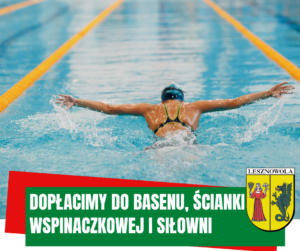 zdjęcie przedstawia osobę pływającą w basenie