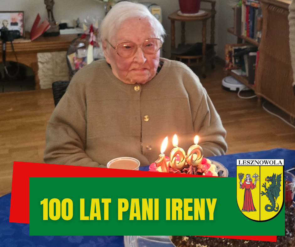 Na zdjęciu starsza pani siedząca przy stole, witać tort z zapalonymi świeczkami - 100. Na zielonym pasku napis: 100 lat Pani Ireny, obok po prawej herb Gminy Lesznowola.