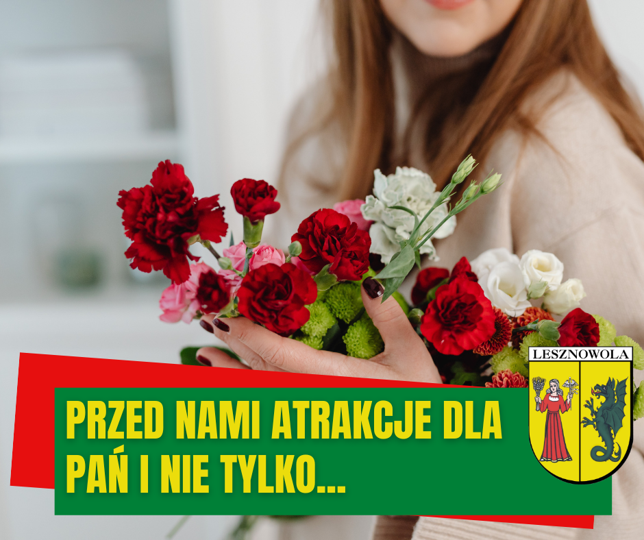 na zdjęciu widać młodą kobietę z wiązanką kwiatów