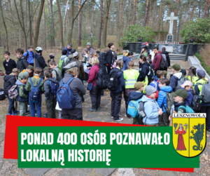 zdjęcie przedstawia uczestników rajdu rowerowo-pieszego szlakiem naszej historii na terenie gminy Lesznowola