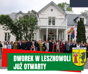 zdjęcie grupowe zrobione przed dworkiem w lesznowoli w dzień jego otwarcia