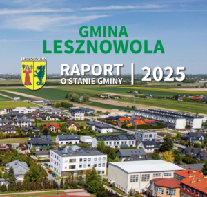 Na grafice fragment okładki tytułowej Raportu o stanie Gminy za 2025 rok ze zdjęciem z lotu ptaka. na zdjęciu widac budynki mieszkalne, budynek szkoły i boisko.