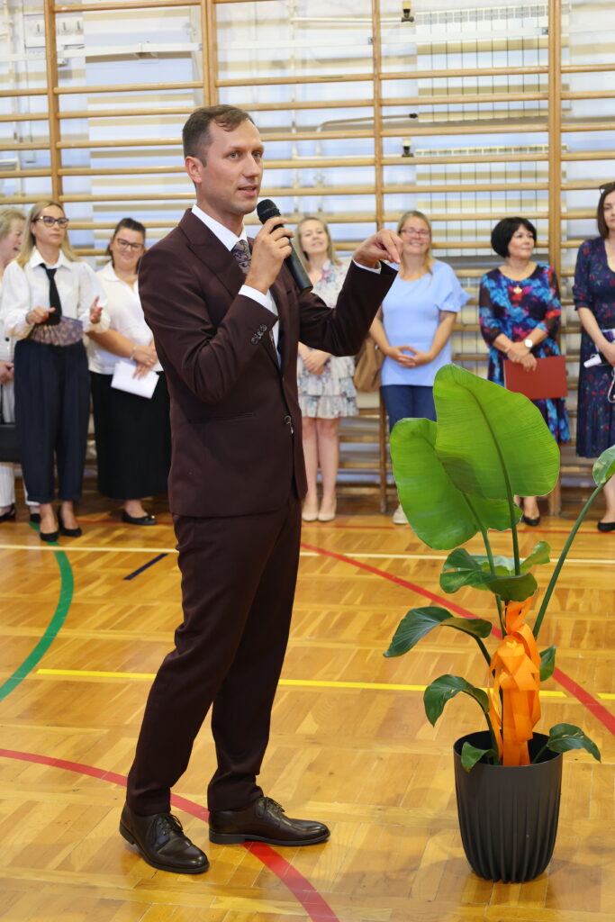 Dyrektor SP w Nowej Iwicznej Wojciech Wajda