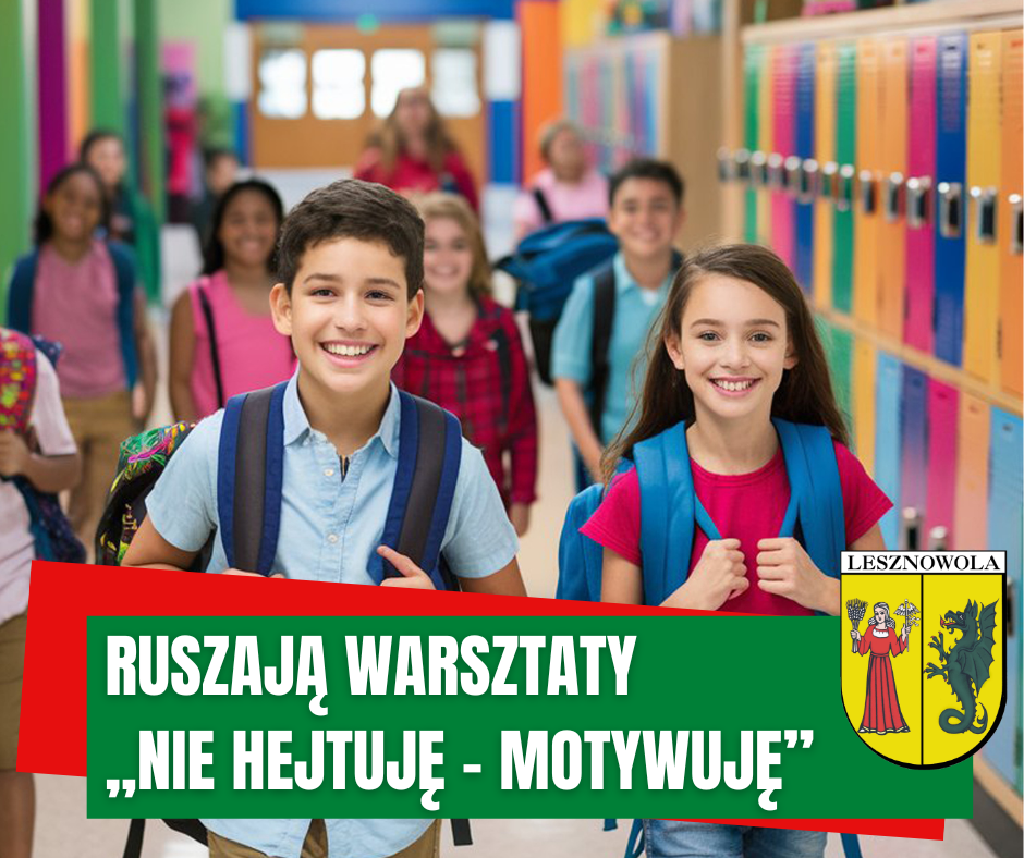 zdjęcie przedstawia dzieci idące szkolnym korytarzem